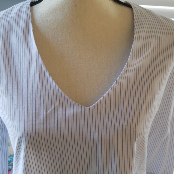 Beautiful bell sleeve Romeo & Juliet shirt - Picture 2 of 8